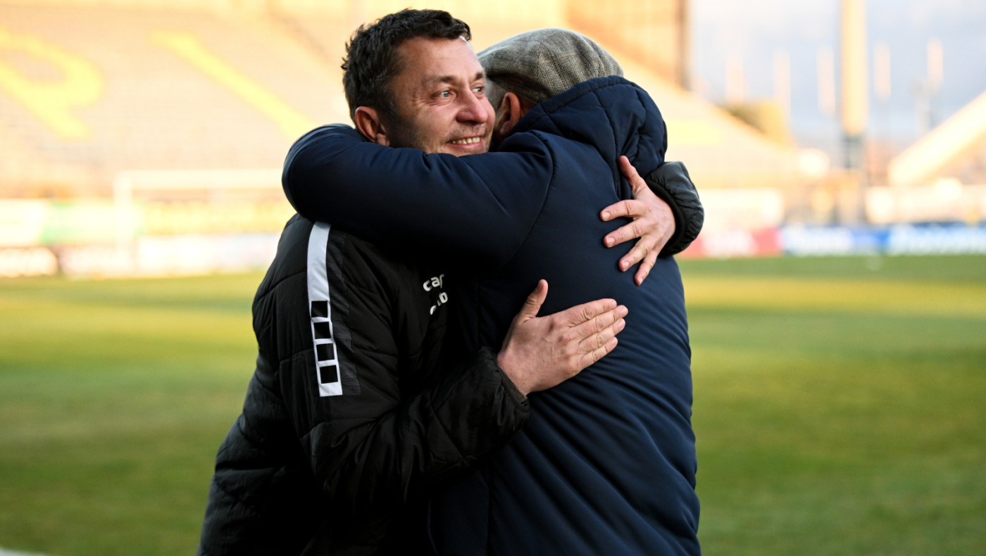 Πρώην προπονητής της Super League πιάστηκε στα χέρια με νυν ποδοσφαιριστή του