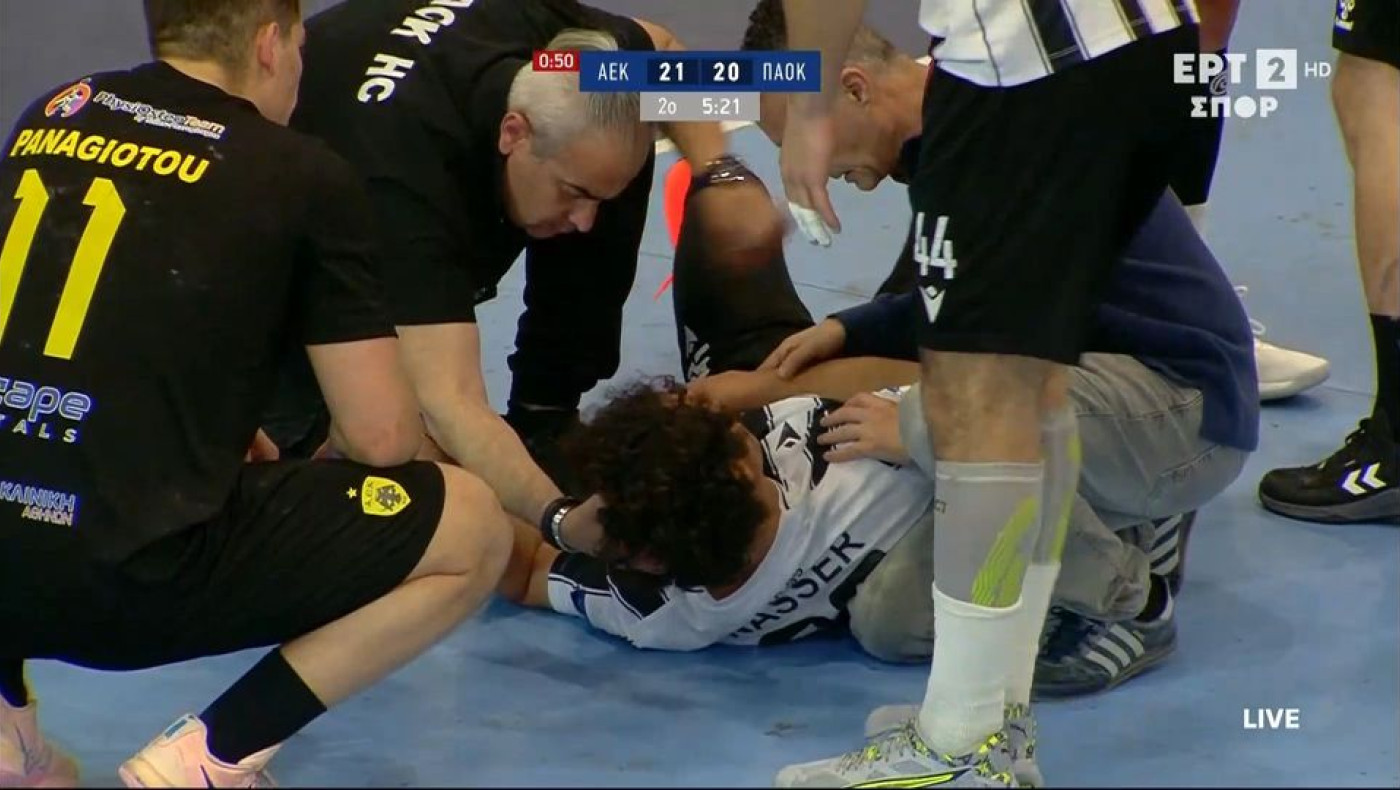Σοκ στο ΑΕΚ-ΠΑΟΚ: Σοβαρός τραυματισμός του Σαλέμ «πάγωσε» το γήπεδο