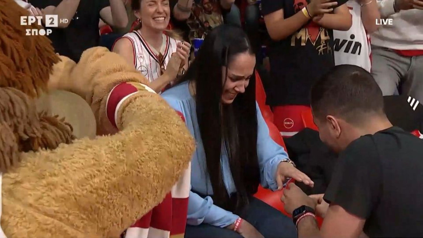 Είπε το «ναι»: Πρόταση γάμου στο ματς του Ολυμπιακού με τον Άρη (vid)