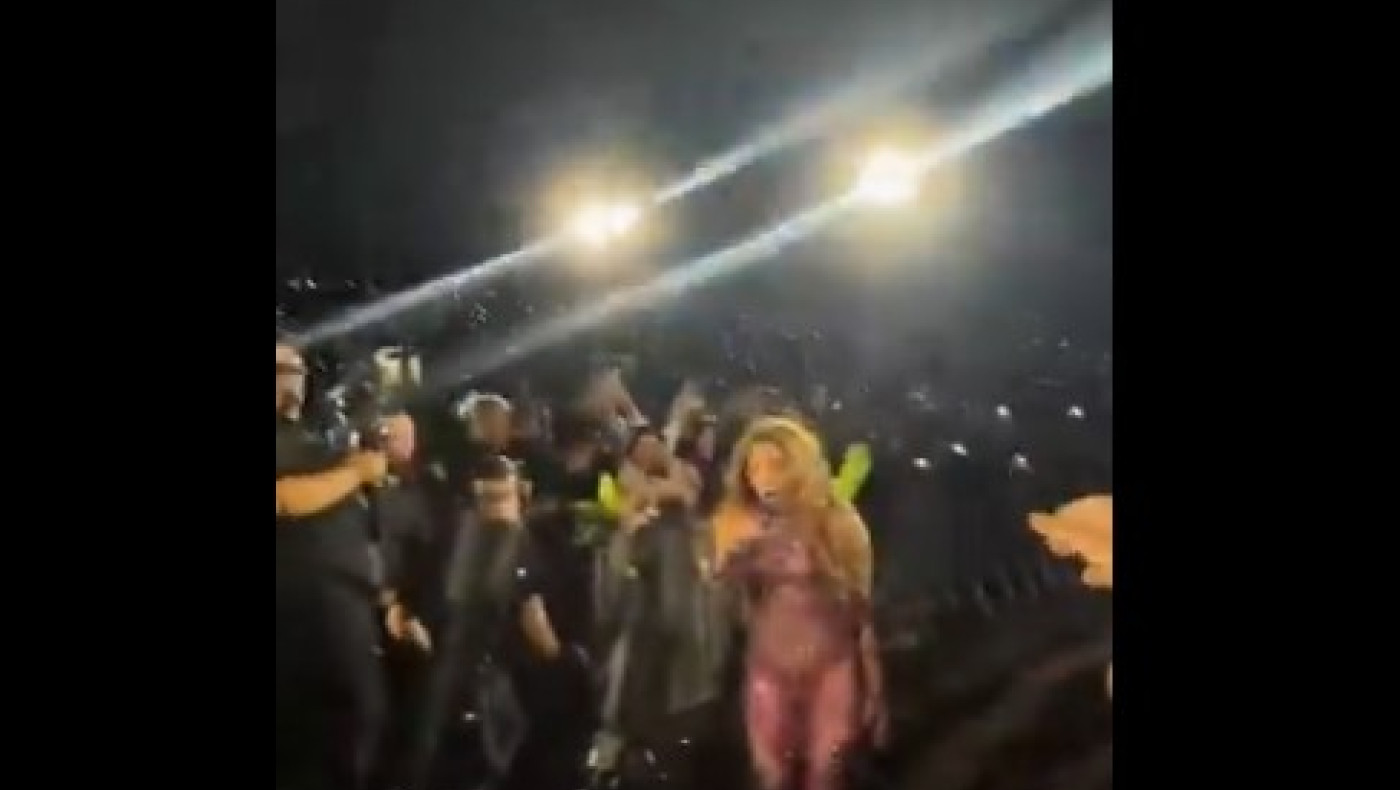 Αντιδράσεις για τη στάση της Σακίρα σε απρόοπτο περιστατικό πριν από εμφάνιση