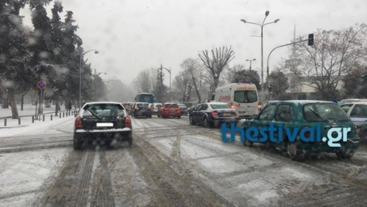 Θεσ/νίκη: Ανύπαρκτες αλατιέρες και φρακαρισμένοι οι δρόμοι στο κέντρο