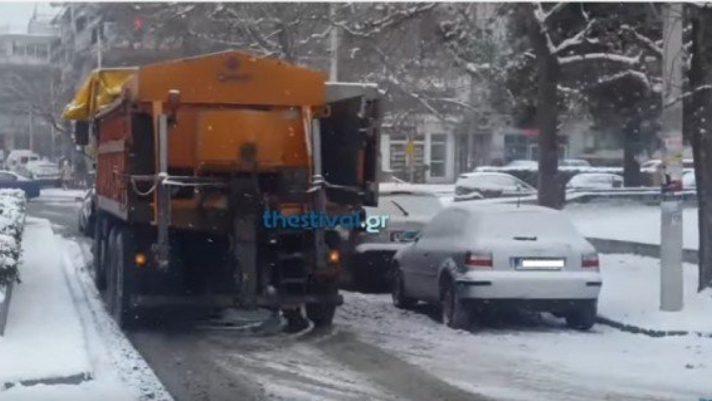ΕΠΟΣ: Έγιναν τραγούδι οι αλατιέρες του Μπουτάρη (video)