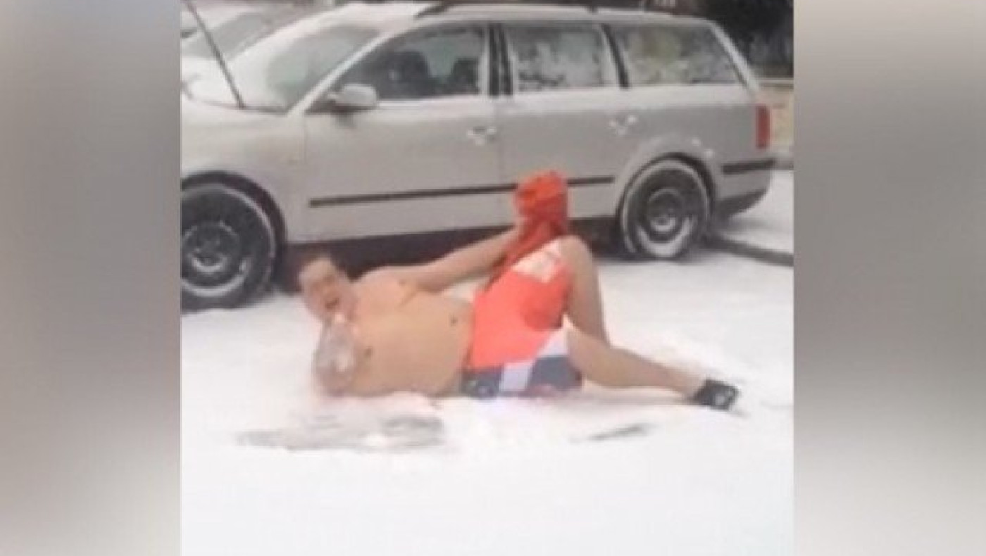 Θεσσαλονικιός κολυμπάει με το... μαγιό στο χιόνι! (ΒΙΝΤΕΟ)