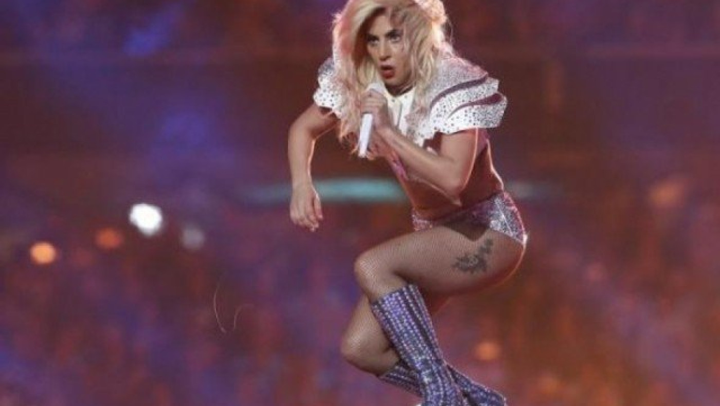 Το πολιτικό μήνυμα της Lady Gaga στο σόου του Super Bowl (ΒΙΝΤΕΟ)