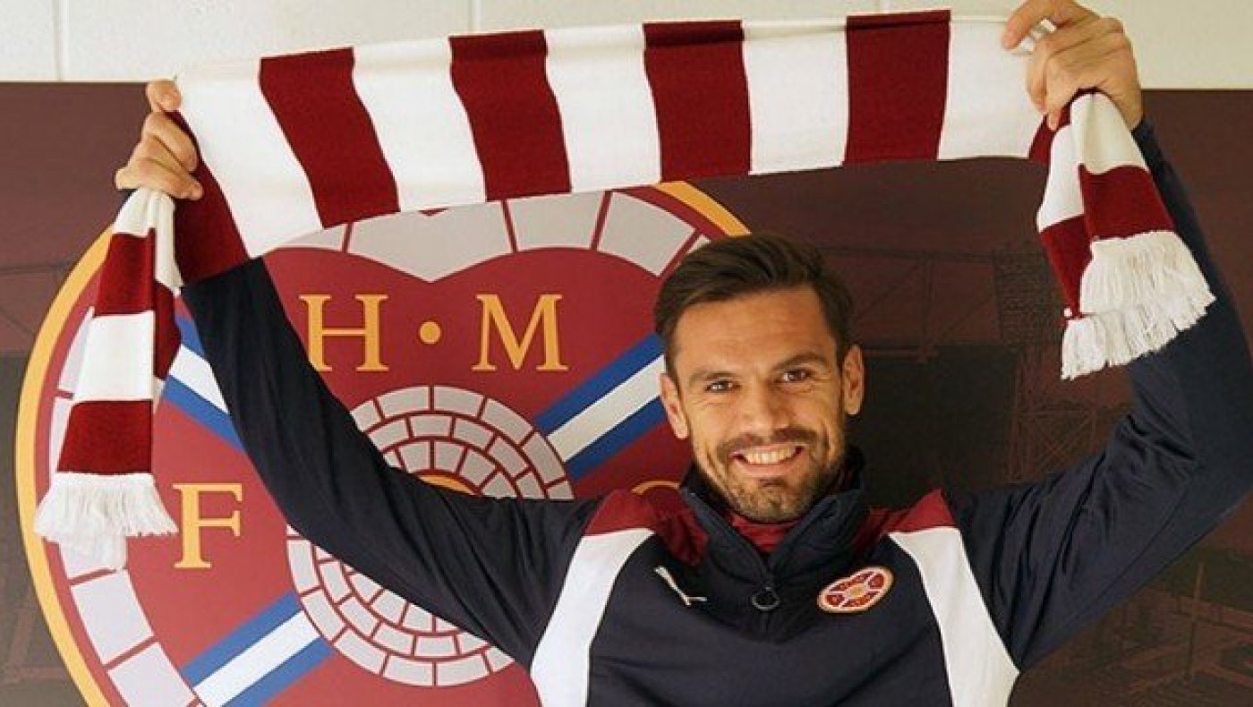 ΤΡΕΛΑ: Ο Τζιόλης έγινε         τραγούδι στη Χαρτς (vid)