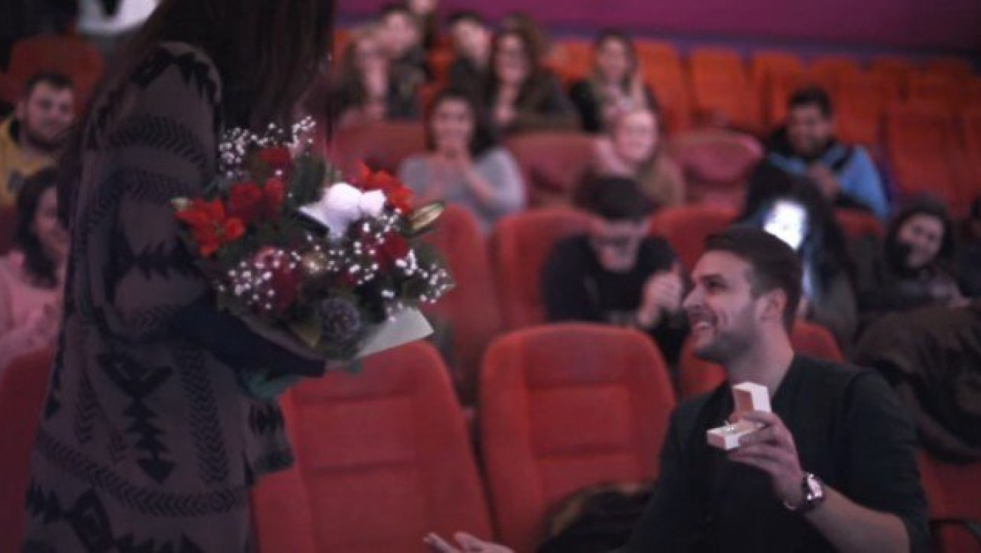 Της έκανε πρόταση γάμου σε κινηματογράφο στη Θεσσαλονίκη (vid)