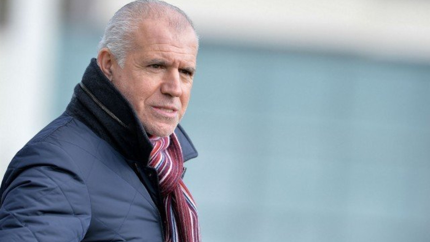 Λύνει τον γρίφο                       του σέντερ μπακ