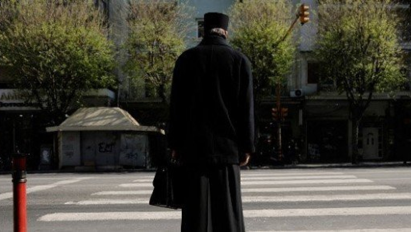 Εύβοια: Λήστεψε δύο         τράπεζες ντυμένος... παπάς!