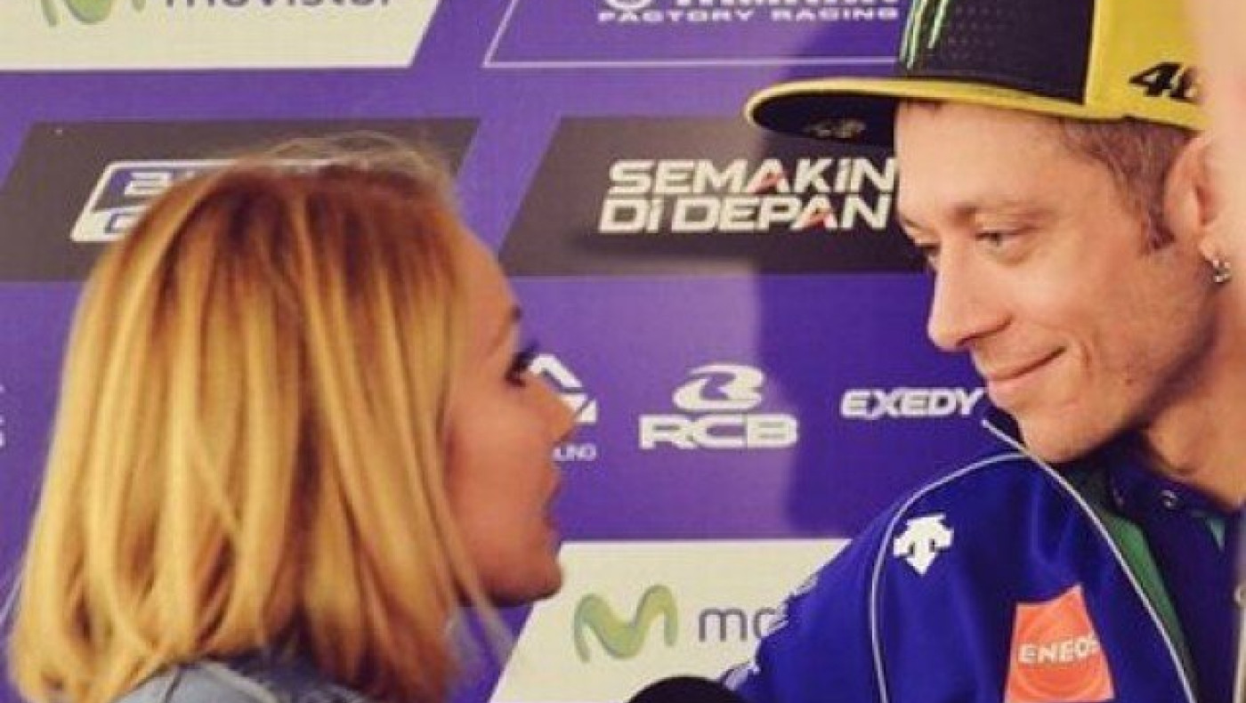 Ερωτευμένη με τον  Βαλεντίνο Ρόσι η ρεπόρτερ! (pc+vd)