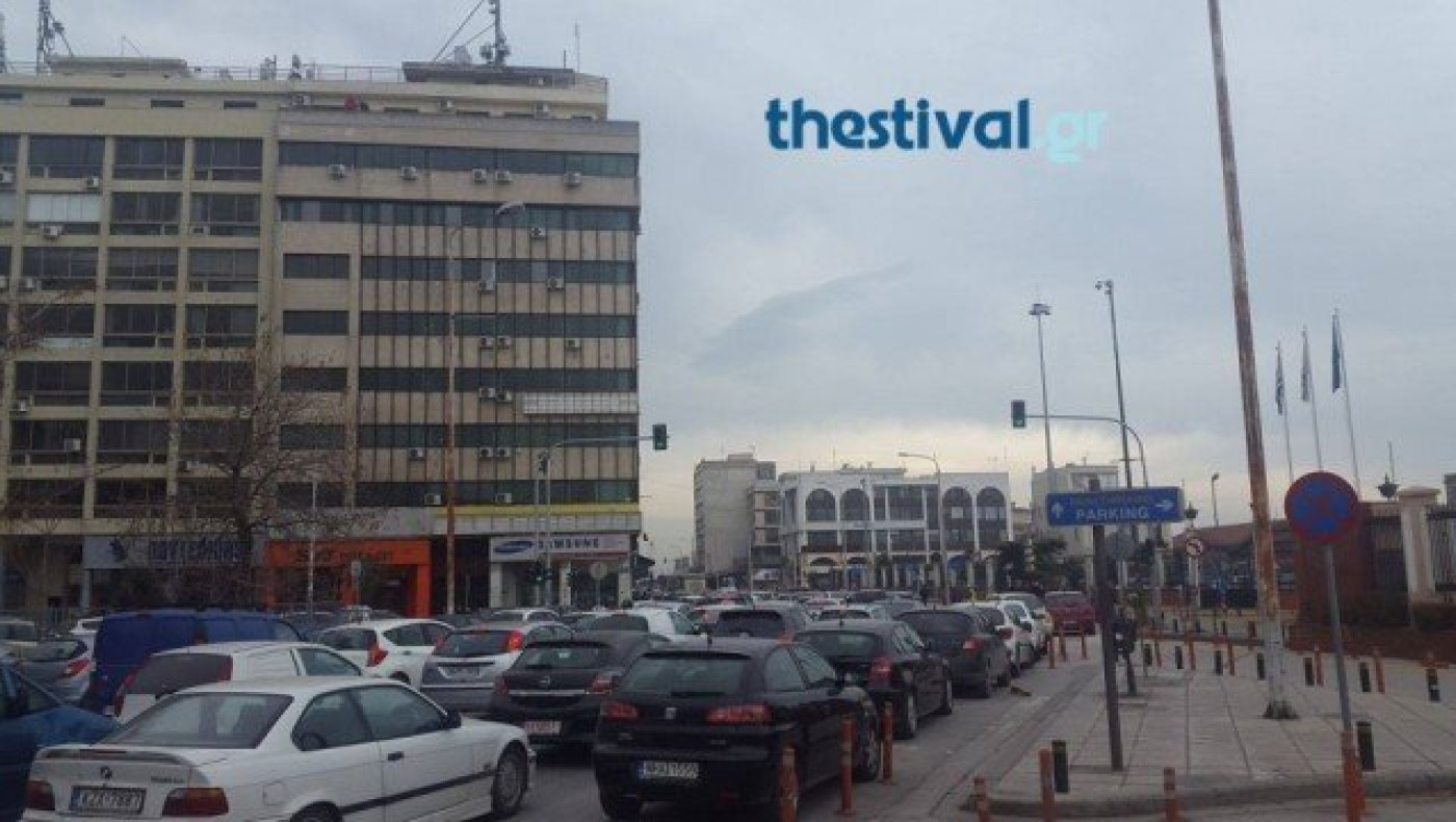 ΤΩΡΑ: Έκτροπές κυκλοφορίας και μποτιλιάρισμα στο κέντρο λόγω αγροτών