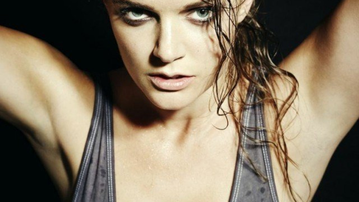 Πασίγνωστη τραγουδίστρια τα έβγαλε όλα στη φόρα στη σκηνή(pics)