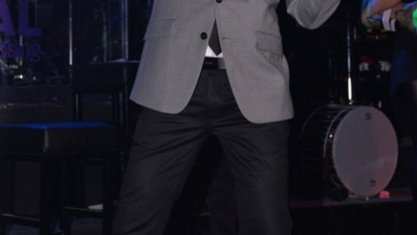 Αυτός ο Έλληνας τραγουδιστής δεν έχει τελειώσει το σχολείο