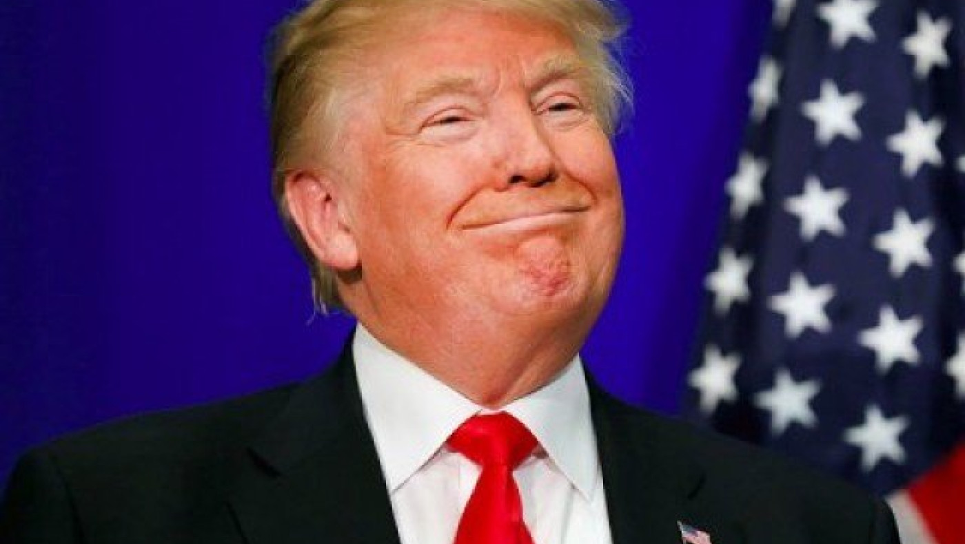 ΕΠΙΚΟ: O Τραμπ «βιάζει» το Άγαλμα της Ελευθερίας (pic)