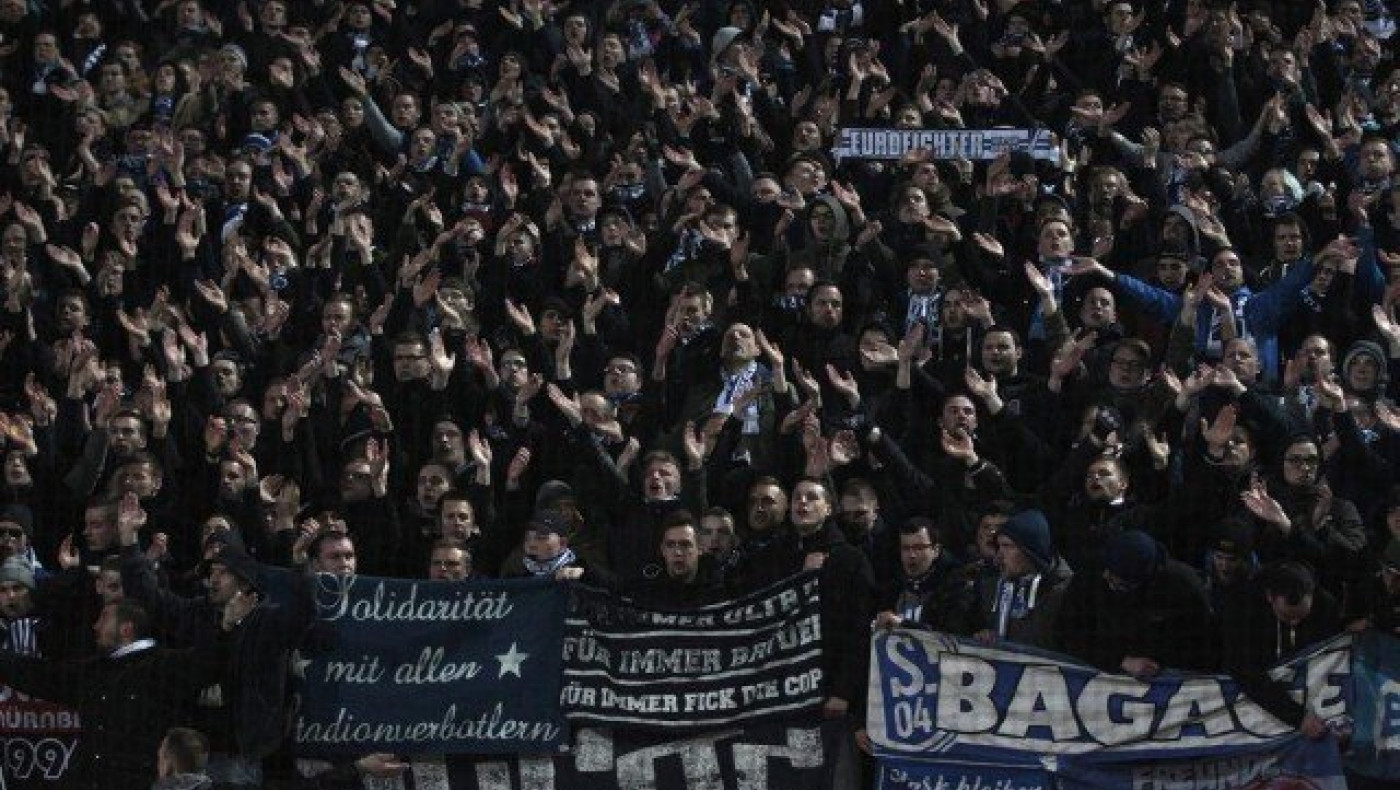 Κουνούσαν χαρτονομίσματα στους ΠΑΟΚτσήδες οι οπαδοί της Σάλκε (pic)