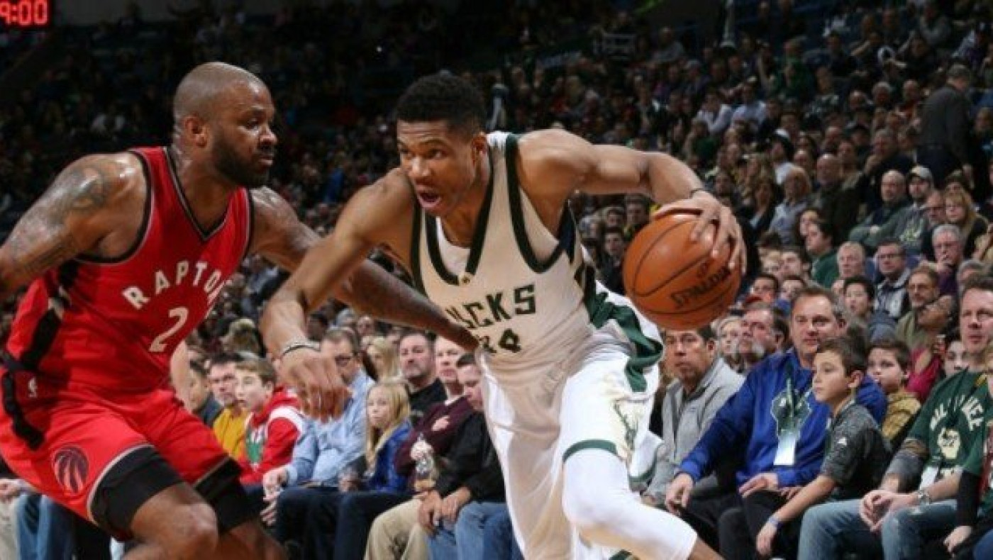 Double double ο Γιάννης, νίκη – ανάσα οι Μπακς (videos)