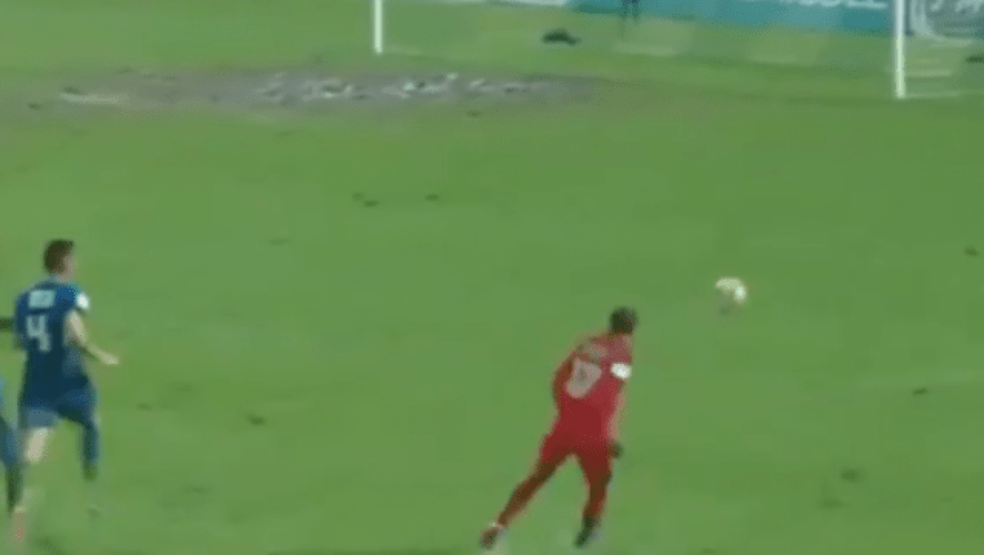 Για αυτό λένε ότι η μπάλα είναι μεγάλη...άτιμη (vid)