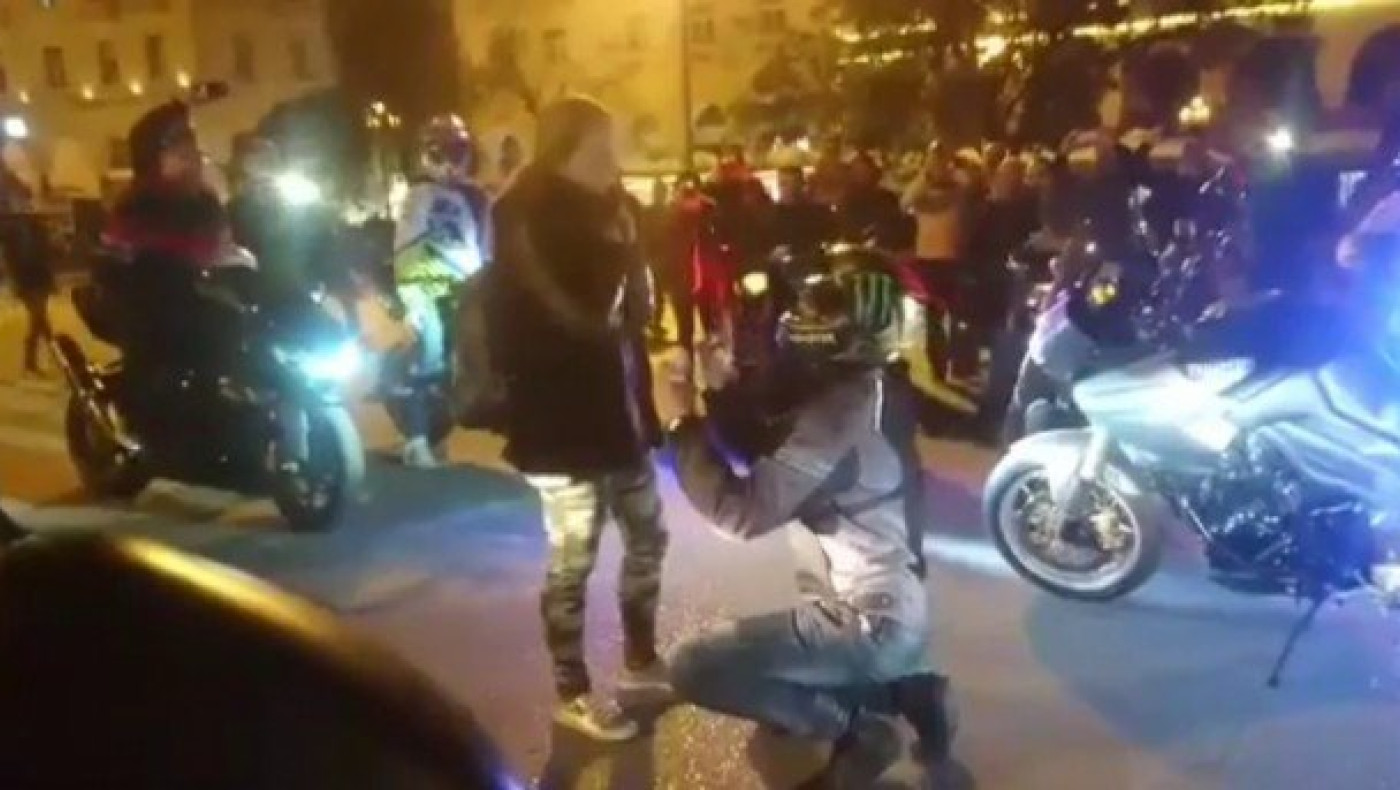 Θεσ/νίκη: Πρόταση γάμου με μηχανές & πυρσούς στην Αριστοτέλους -ΒΙΝΤΕΟ