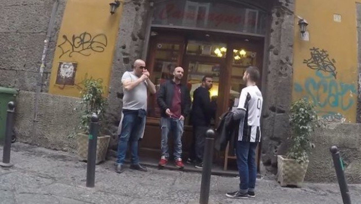 Βγήκε στους δρόμους της Νάπολη με φανέλα Ιγκουαΐν. Δείτε τι έπαθε (v)