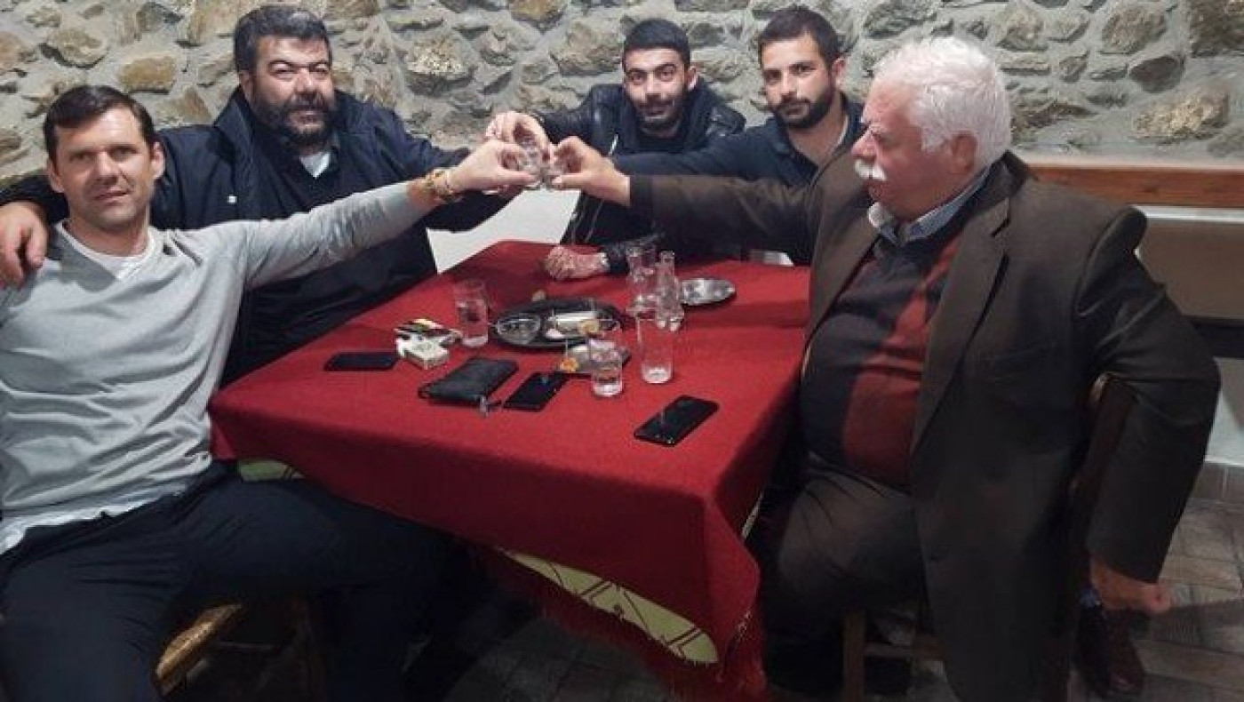 Ο Κλάους κερνούσε ρακί στο καφενείο στα Ανώγειο   (pic)