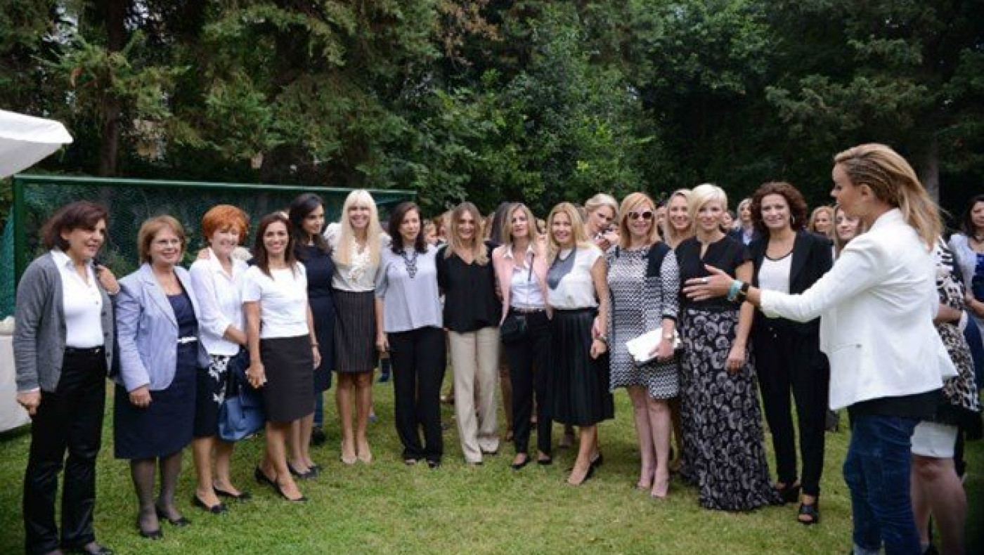 Με ροκ λουκ η Ιωάννα Λίλη στην εκδήλωση της Γεωργίας Σαμαρά 