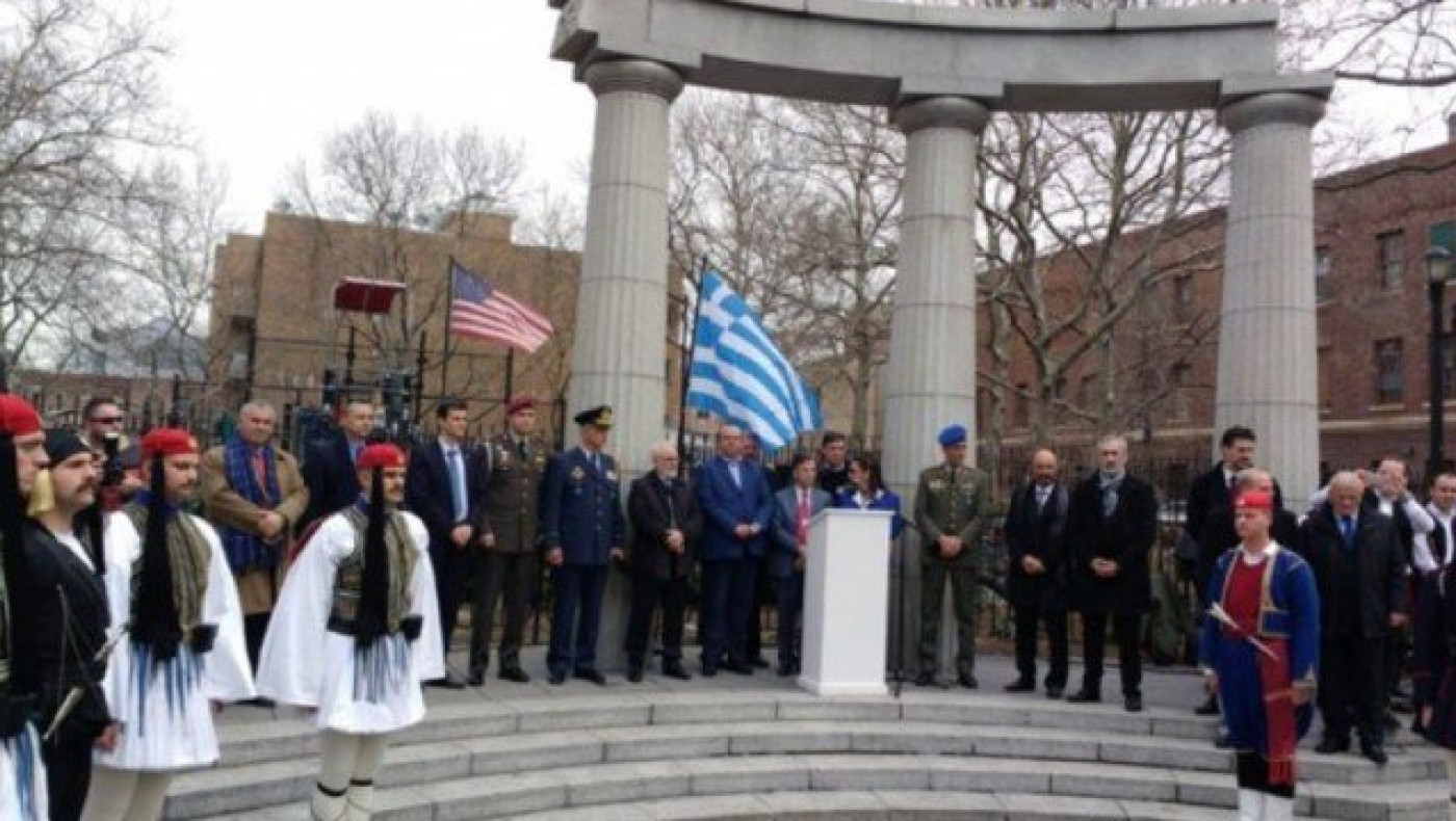 Παρών στην έπαρση της σημαίας στην Αστόρια ο Ιβάν Σαββίδης (vid)