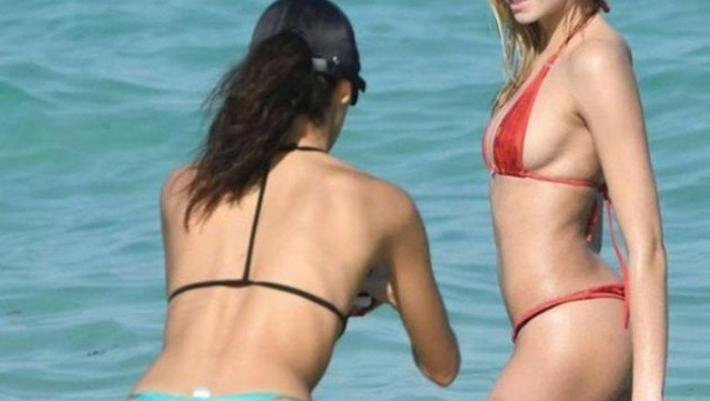 Ελληνίδα εμφανίστηκε στην παραλία με στρινγκ μαγιό (pics)