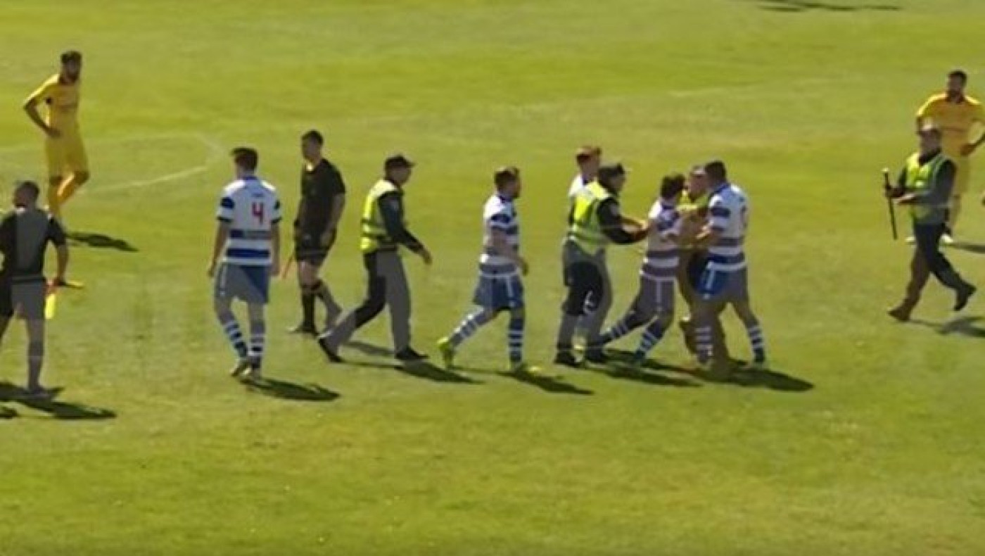 Παίκτης έριξε γροθιά σε αντίπαλο και χτύπησε διαιτητή με το γόνατο (v)