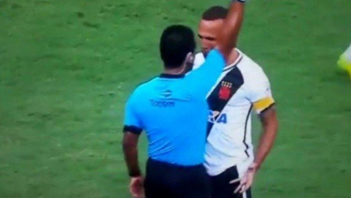 ΑΠΙΣΤΕΥΤΟΣ διαιτητής: Κάνει θέατρο και αποβάλλει ποδοσφαιριστή (vid)