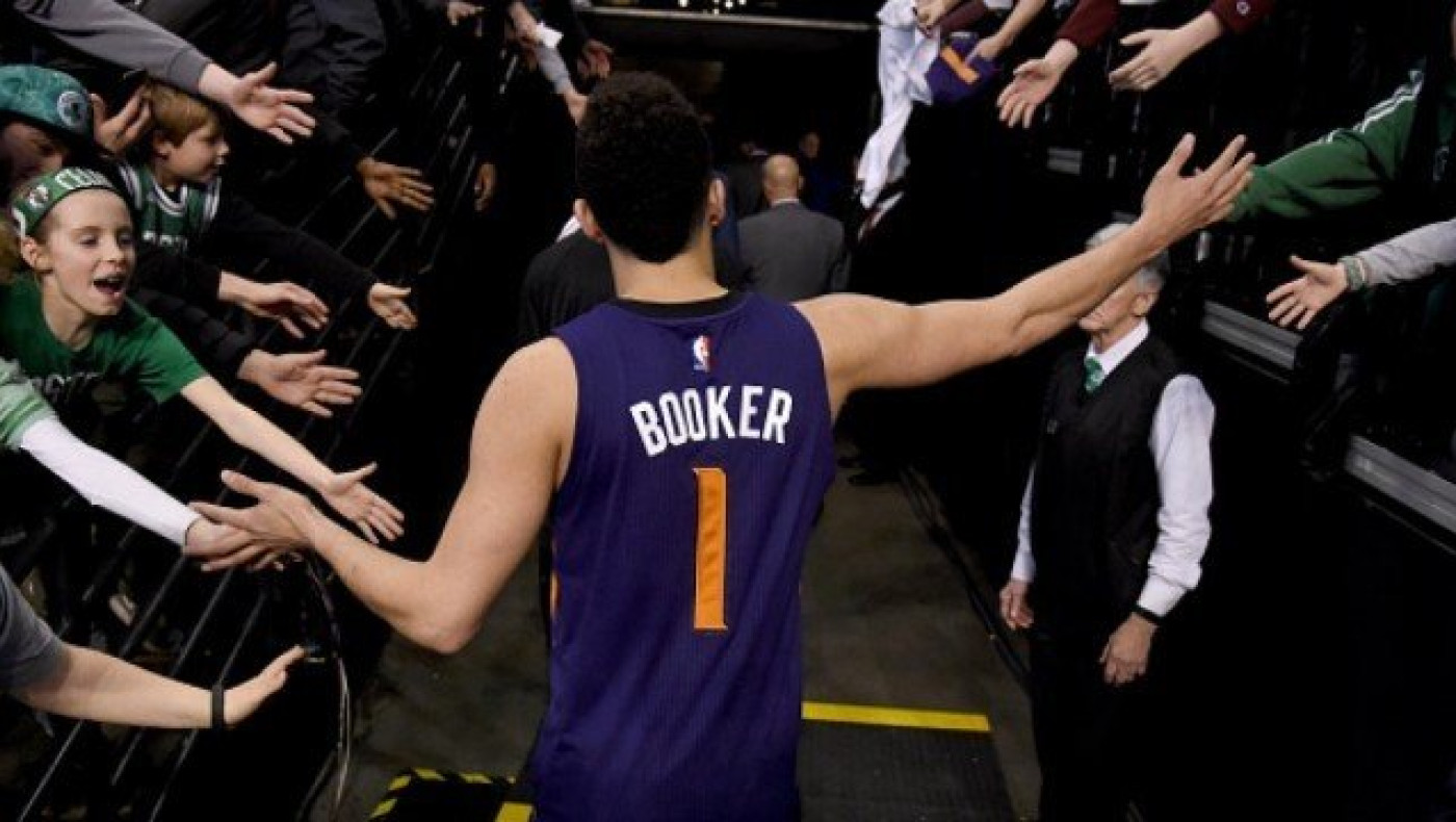 Η… εξωγήινη εμφάνιση του Ντέβιν Μπούκερ στη Βοστώνη (video)