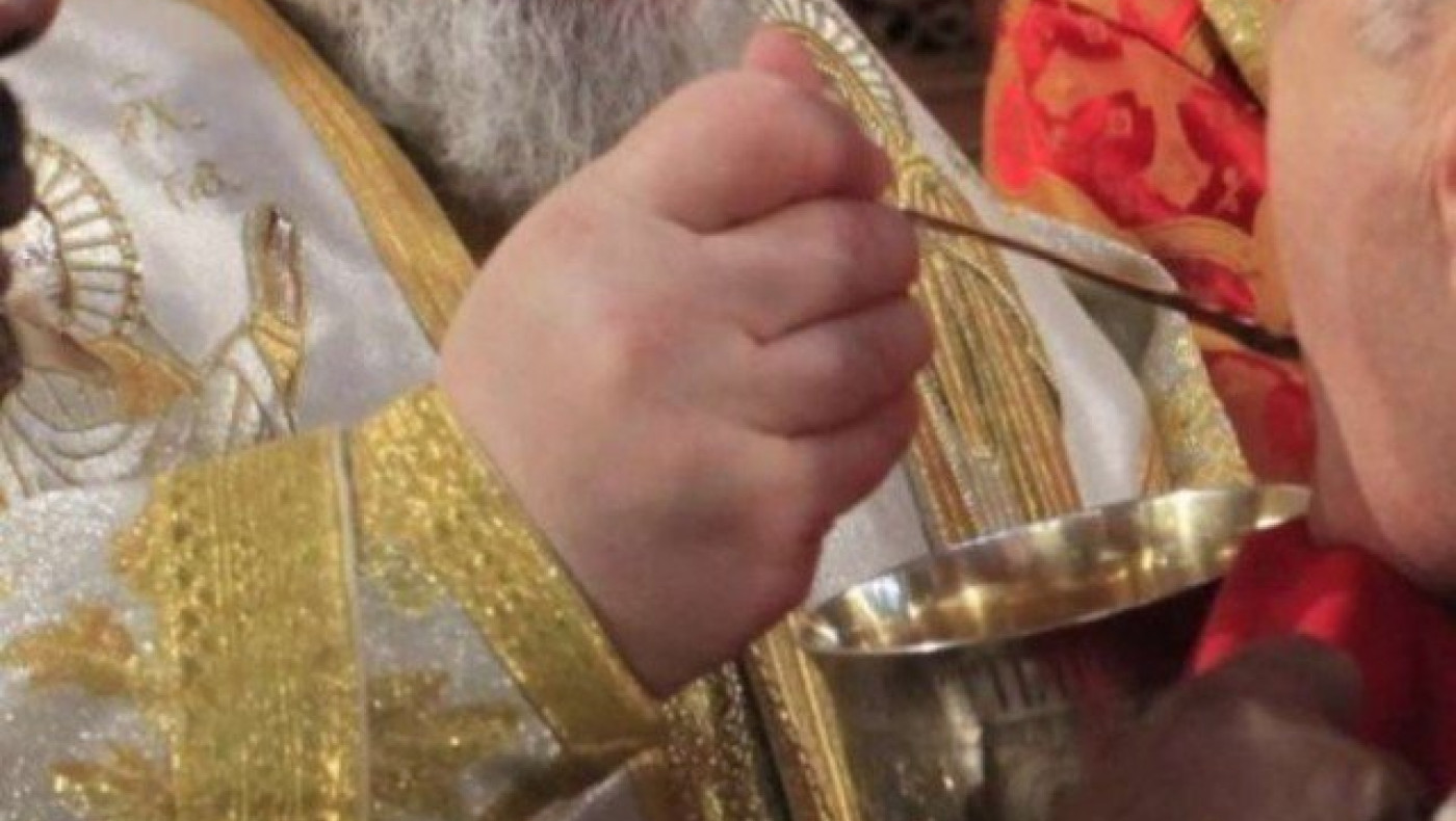 Αρνήθηκε να τον κοινωνήσει        και τον μαχαίρωσε