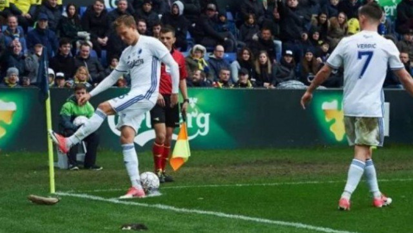 Οπαδοί πέταξαν ψόφιους αρουραίους σε ποδοσφαιριστή την ώρα του αγώνα!