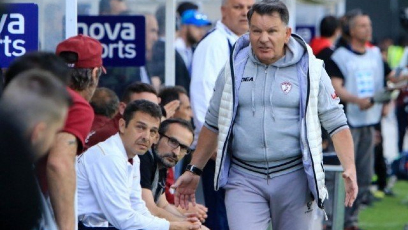 Οπαδοί            της ΑΕΛ σήκωσαν πανό κατά Κούγια!