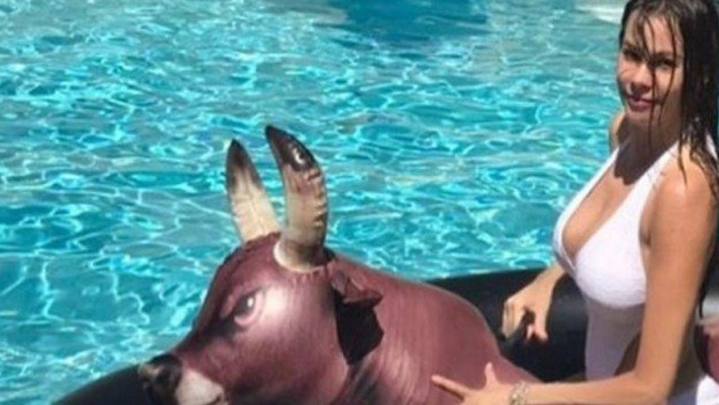 Η «καυτή» Σοφία Βεργκάρα τρώει τούμπα στην  πισίνα (pic&vid)