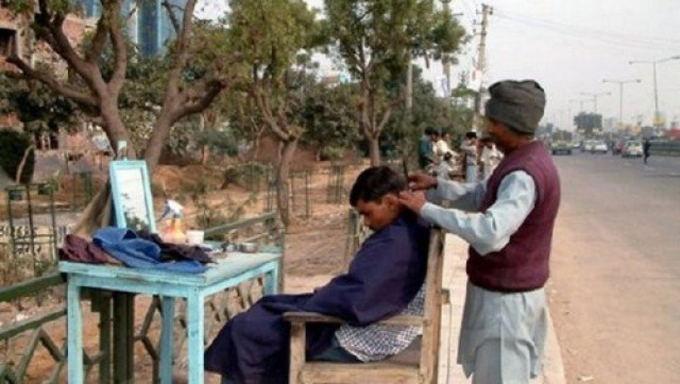 Ινδία: Υπαίθρια...                    κουρεία σε κάθε στενό!