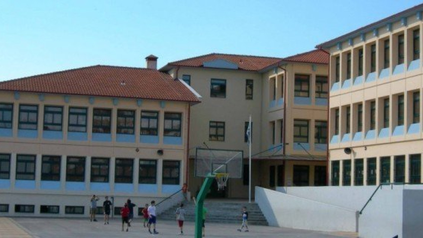 Αυνανιζόταν έξω από σχολείο και... συνέχισε μπροστά στους αστυνομικούς