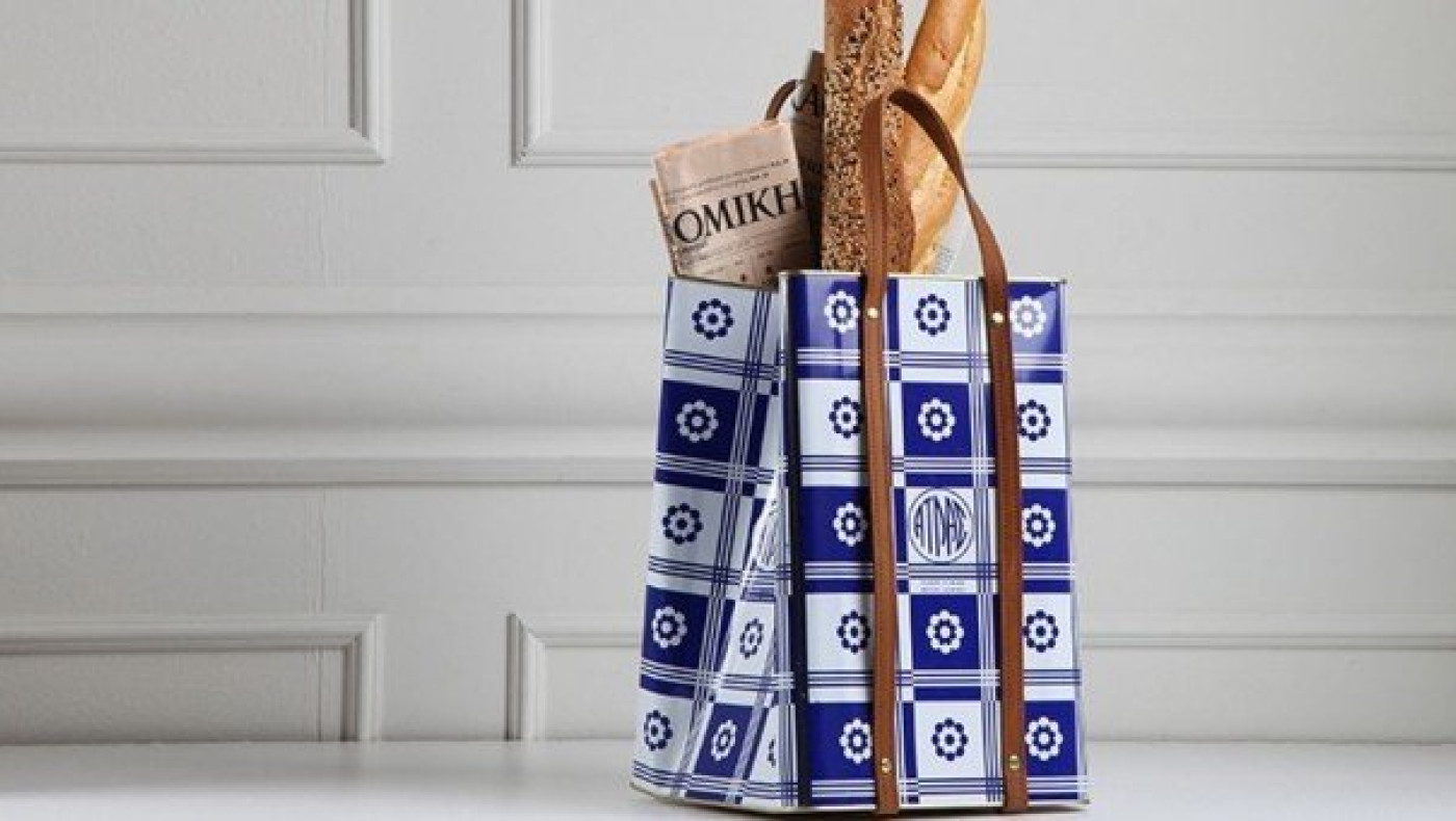 Τσάντα-τενεκές που κοστίζει 250 ευρώ κάνει πάταγο στη Μύκονο (ΒΙΝΤΕΟ)