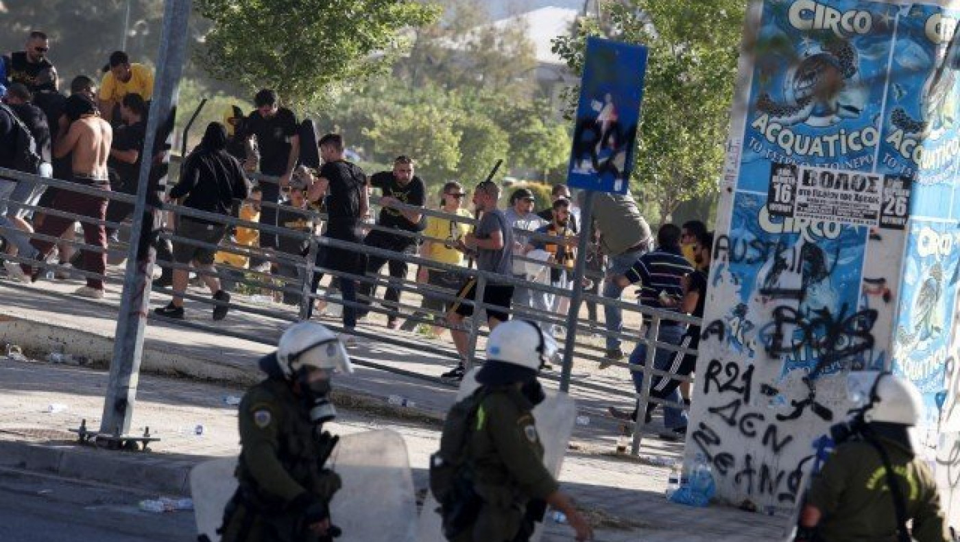 ΕΚΤΑΚΤΟ: Έσπασαν τον κλοιό οι ΑΕΚτσήδες, ρίψη δακρυγόνων (vid)