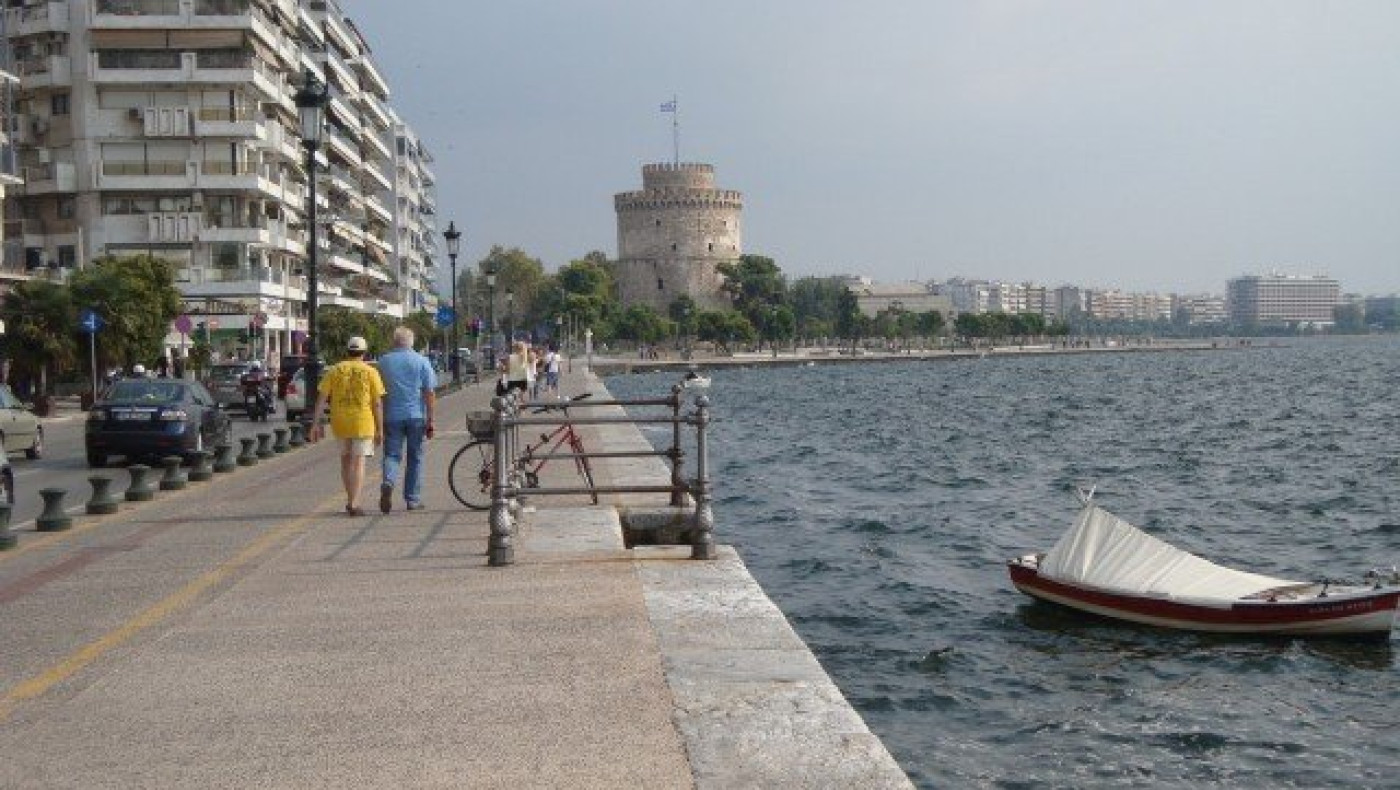 Αστυνομικός της ομάδας «Ζ» έσωσε άνδρα που έπεσε στον Θερμαϊκό