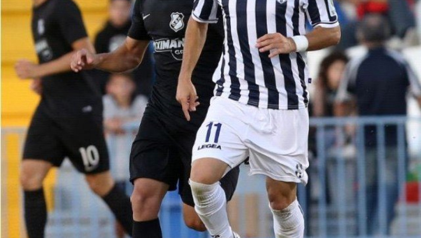 Θέλουν να        ρίξουν         τον          Ηρακλή