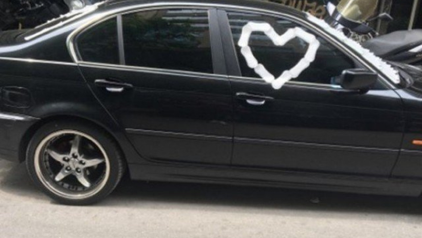 Ένα αυτοκίνητο καλυμμένο με... σερβιέτες στο κέντρο της Θεσσαλονίκης!