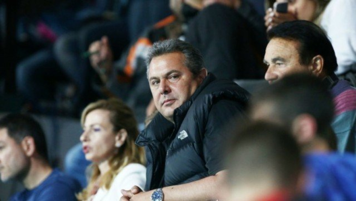 Χειρονομίες Καμμένου σε οπαδούς του Ολυμπιακού σε αγώνα πόλο (pic)