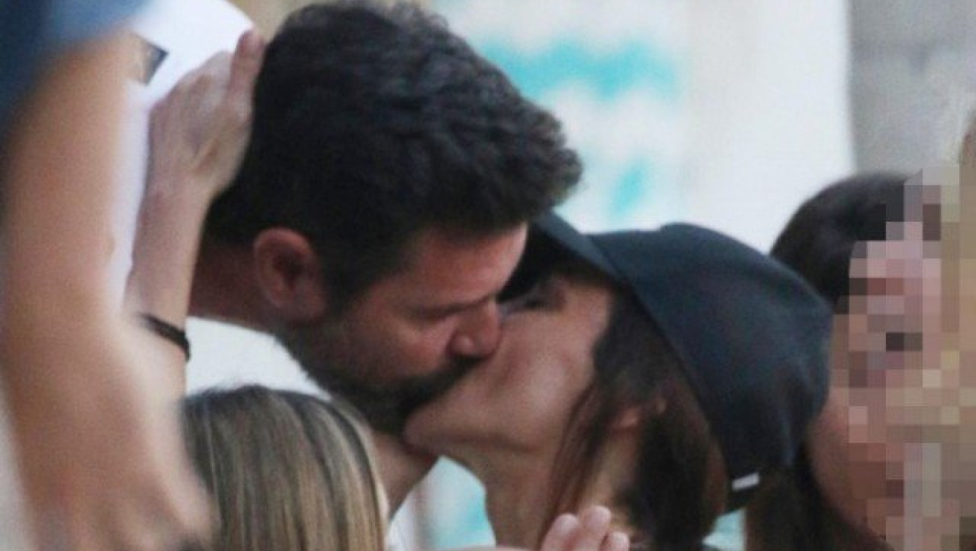 Τα «φλογερά» φιλιά ζευγαριού της ελληνικής σόουμπιζ στη Μύκονο (ΦΩΤΟ)