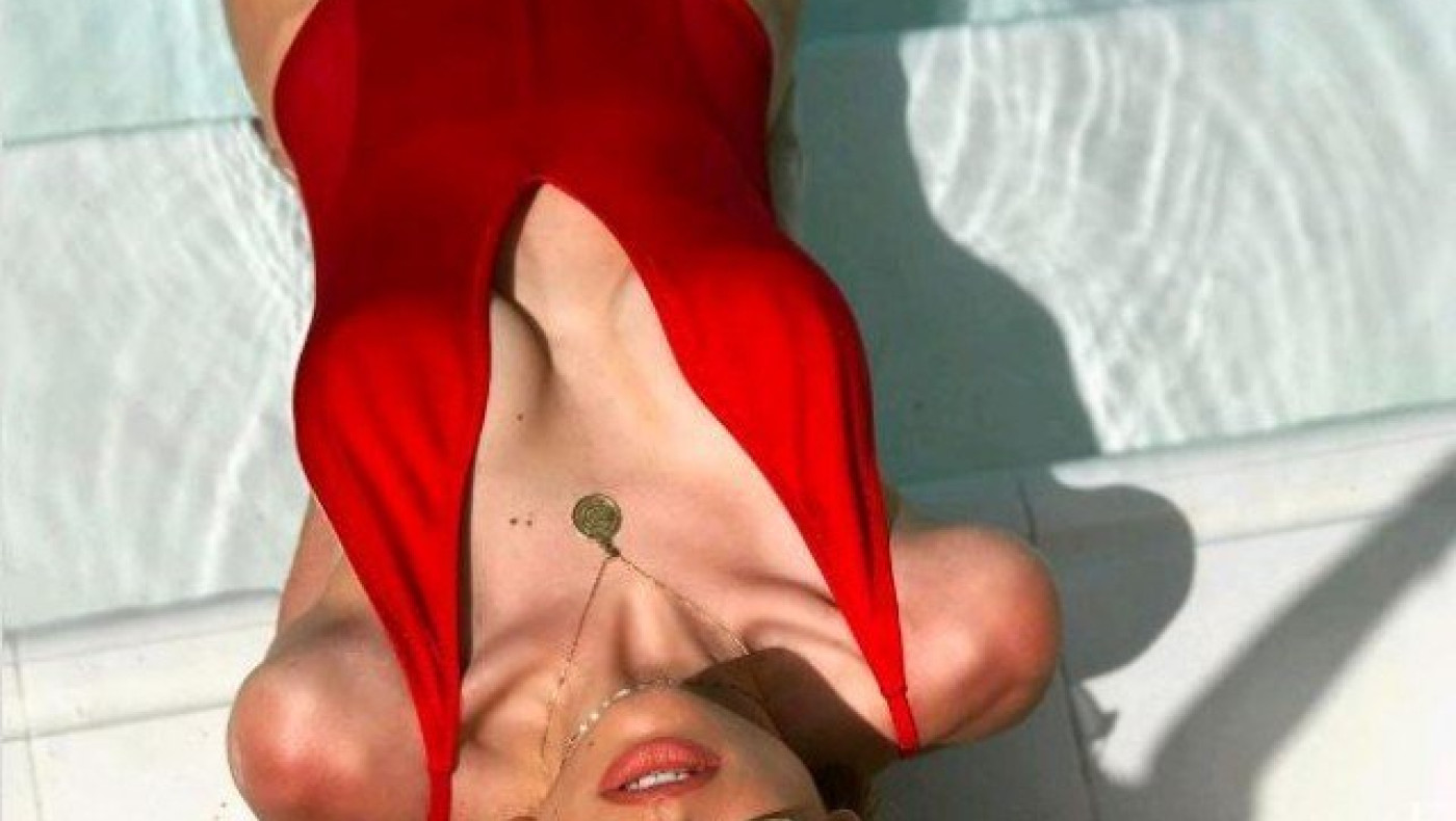 Στα... κόκκινα υποδέχθηκε το καλοκαίρι η Έβελυν Καζαντζόγλου! (pics)