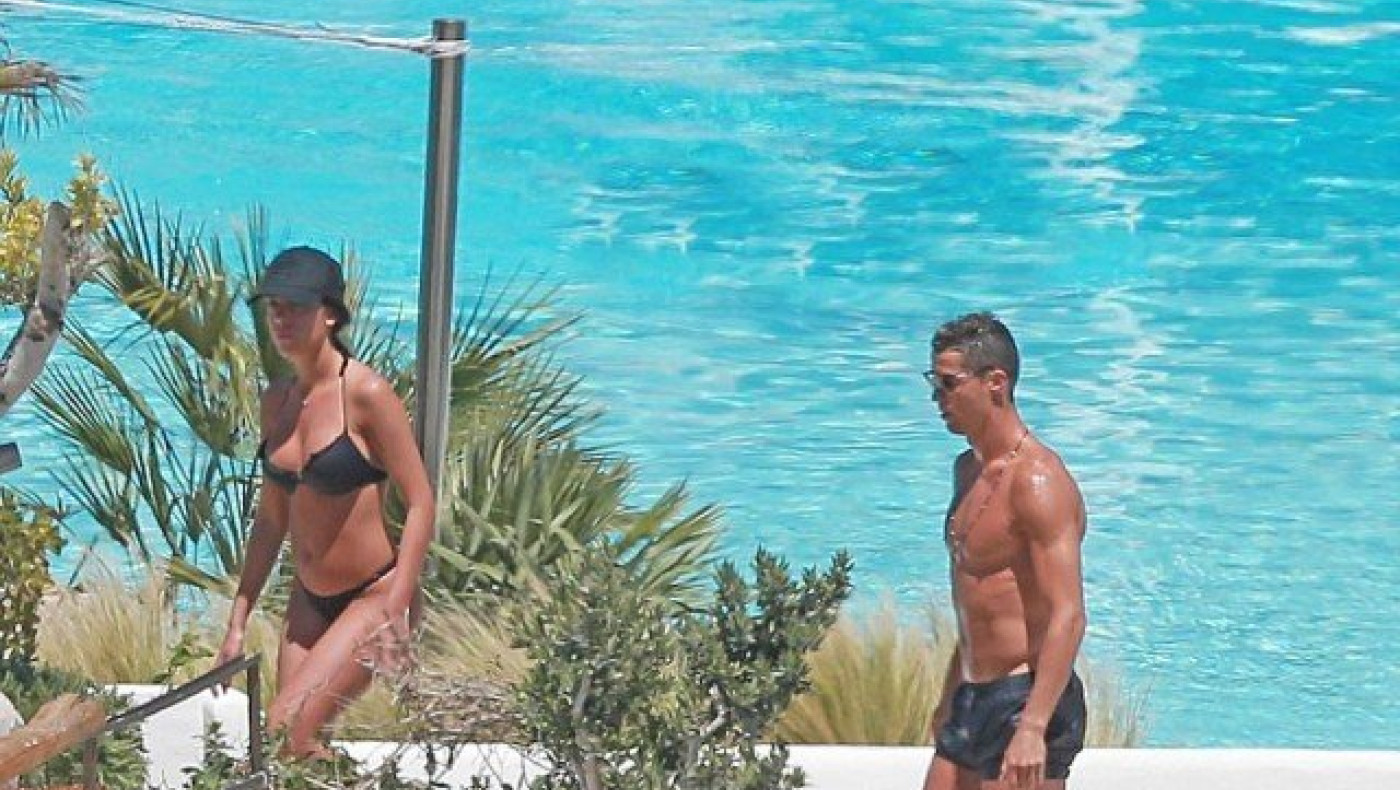 Το κορίτσι του Κριστιάνο πρoκαλεί ζημιές         (pics)