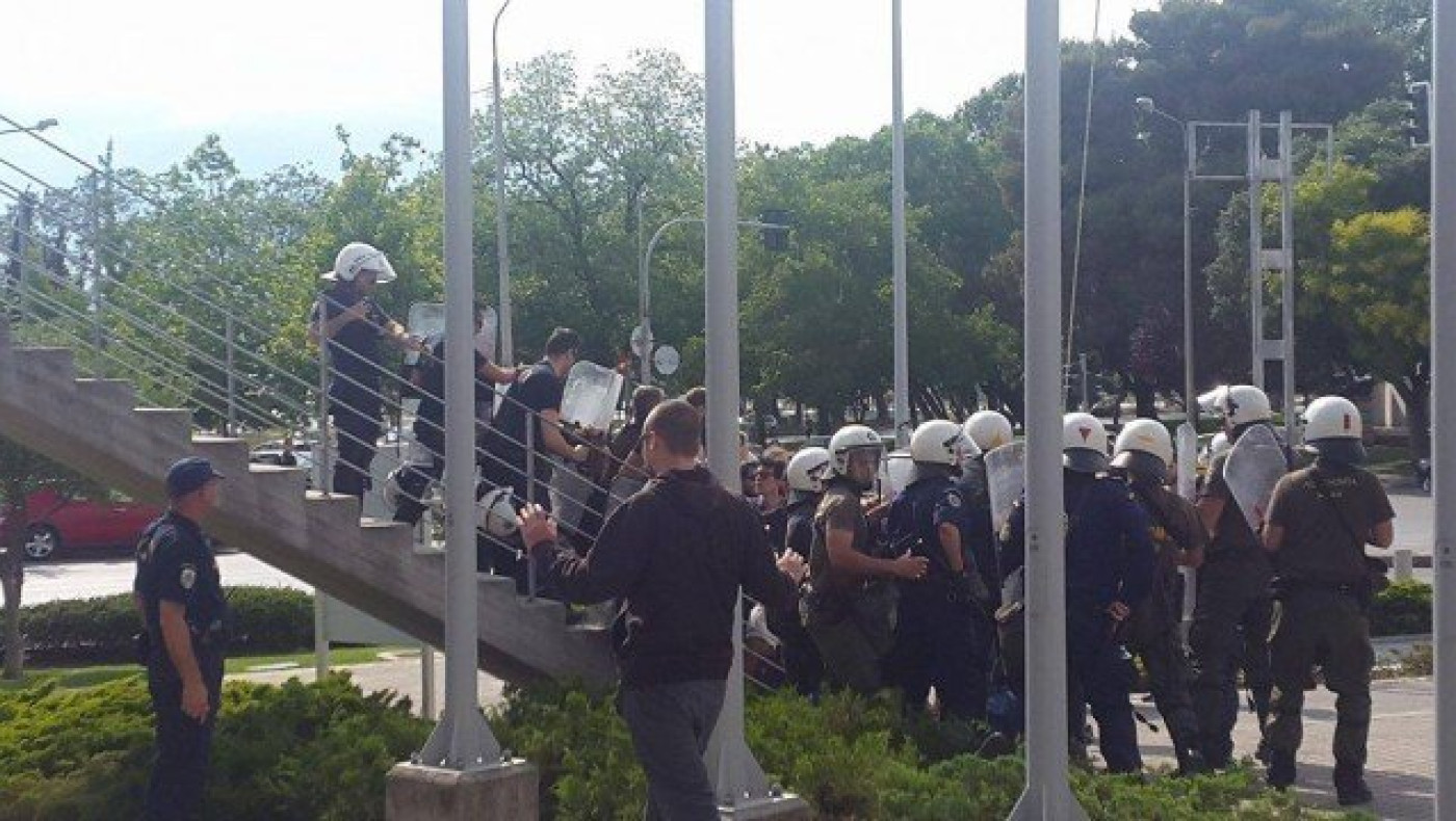 ΕΚΤΑΚΤΟ - Θεσ/νίκη: Ένταση μεταξύ ΜΑΤ & μελών κατάληψης στο δημαρχείο