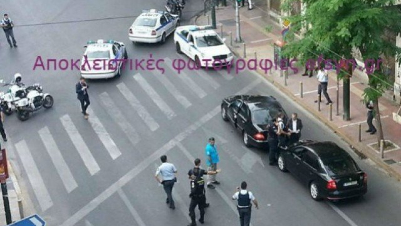 Φωτογραφίες από τη μεταφορά του Λουκά Παπαδήμου στο νοσοκομείο