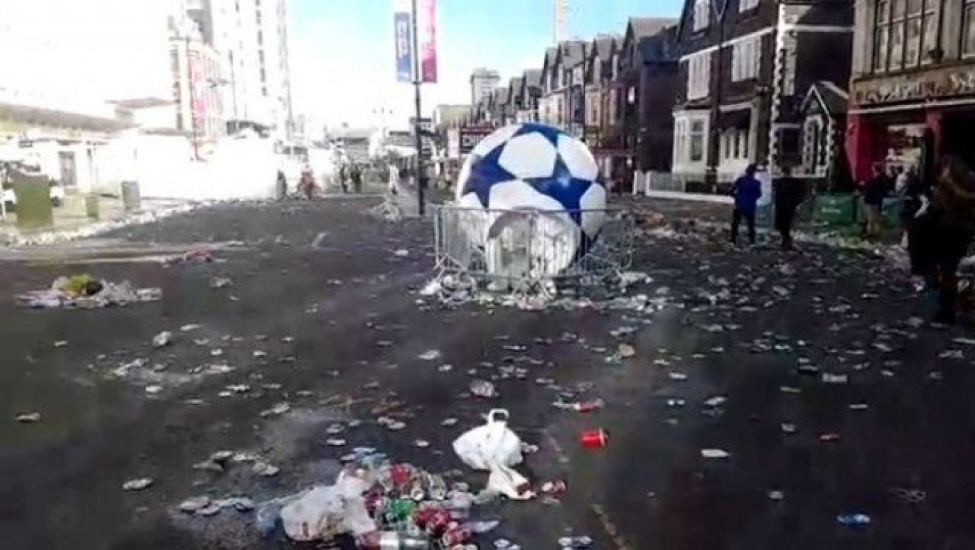 Πόλη-χωματερή      το    Κάρντιφ    μετά   τον    τελικό