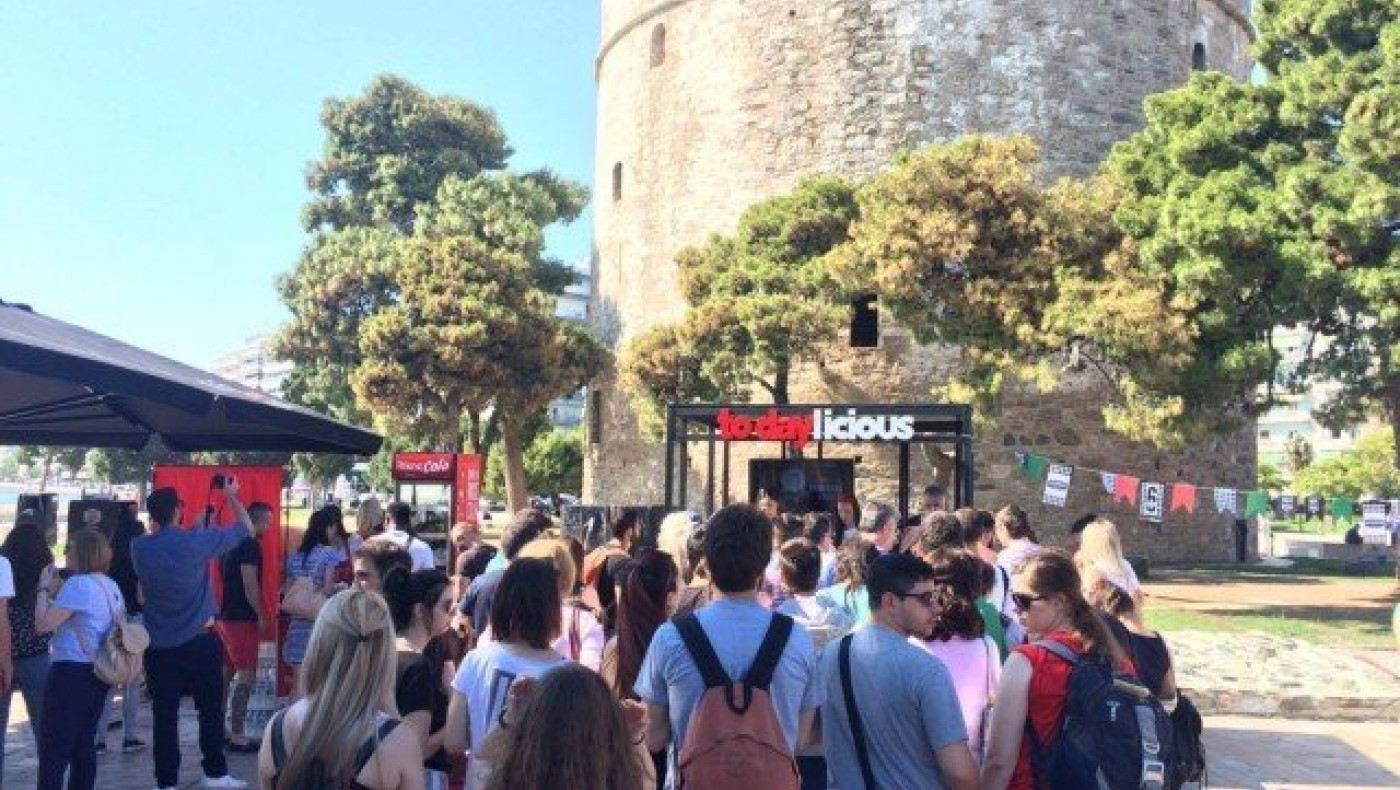 Ουρές για ένα δωρεάν... hot dog στον Λευκό Πύργο! (ΒΙΝΤΕΟ)