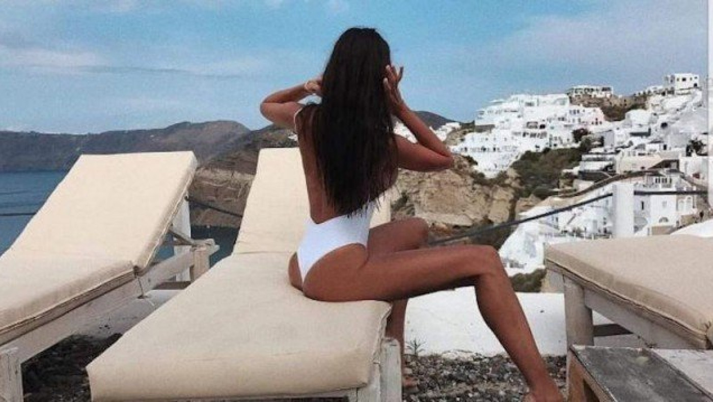 Η «καυτή» Γιοβάνα διαφημίζει με τα προσόντα της τα νησιά μας (Pics)