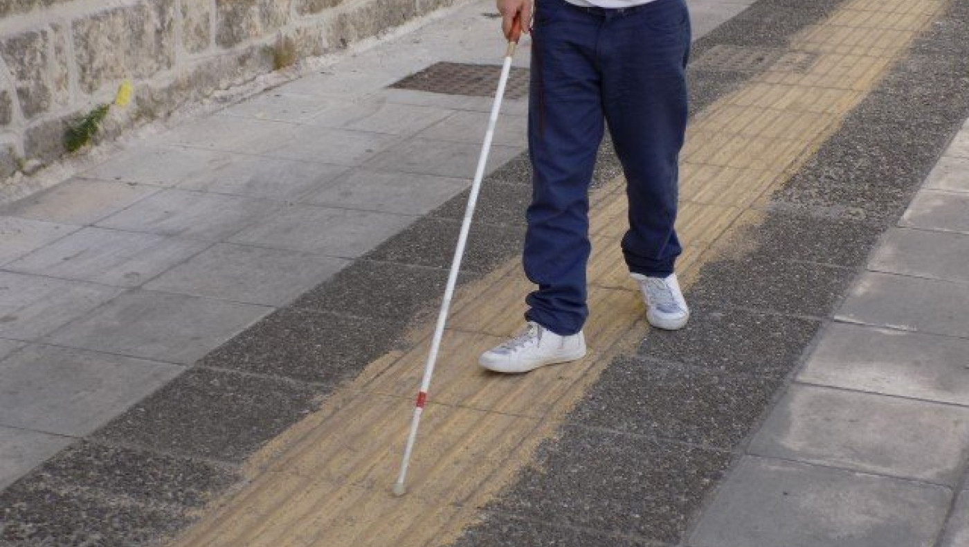 Οδηγός όδευσης τυφλών μαθητών σε σχολείο του Ωραιοκάστρου